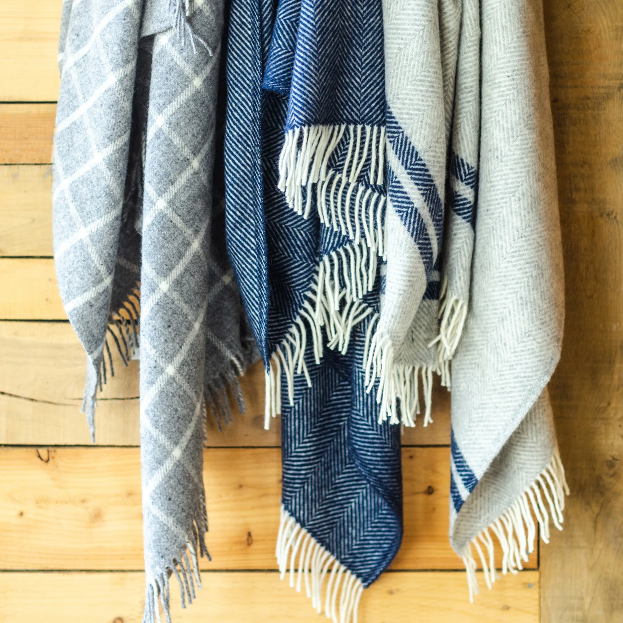 Tweedmill Throw Decke Fishbone 2 Stripe Silver Grey/Navy 4 Tweedmill Throw Decke Fishbone 2 Stripe Silver Grey/Navy